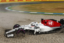 Marcus Ericsson, Sauber C37, finisce nella ghiaia durante le qualifiche