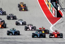 Lewis Hamilton, Mercedes AMG F1 W08, Sebastian Vettel, Ferrari SF70H, in lotta alla partenza della gara