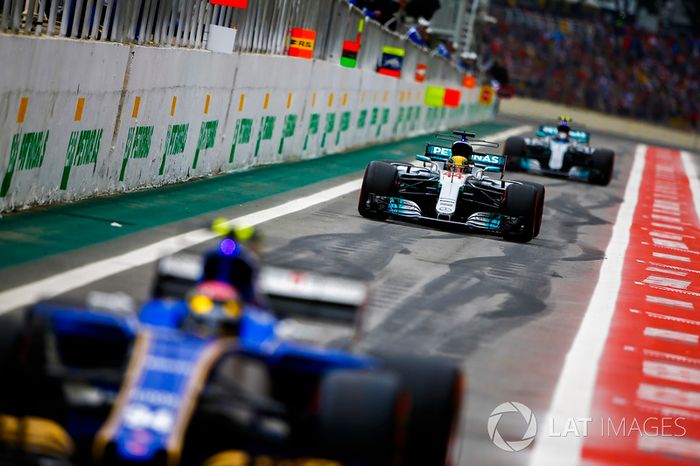 Pascal Wehrlein, Sauber C36, Lewis Hamilton, Mercedes AMG F1 W08, Valtteri Bottas, Mercedes AMG F1 W
