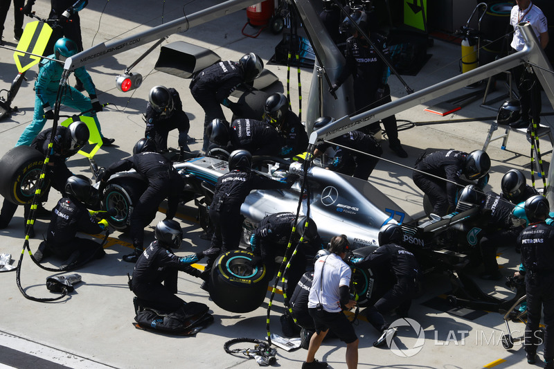 Valtteri Bottas, Mercedes AMG F1 W09, au stand