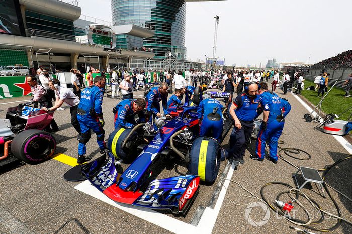 El equipo de Toro Rosso prepara el coche de Pierre Gasly, Toro Rosso STR13 Honda, en la parrilla
