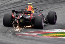 Max Verstappen, Red Bull Racing RB14 fait des étincelles