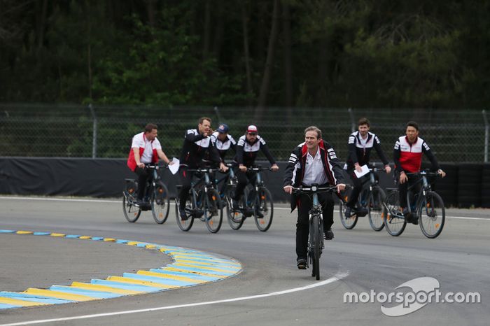Alexander Wurz, Fernando Alonso, Sébastien Buemi, Kazuki Nakajima, Toyota Gazoo Racing en bici por el circuito