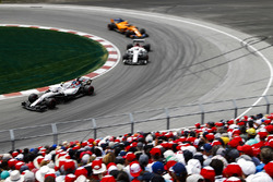 Sergey Sirotkin, Williams FW41, Marcus Ericsson, Sauber C37, y Stoffel Vandoorne, McLaren MC