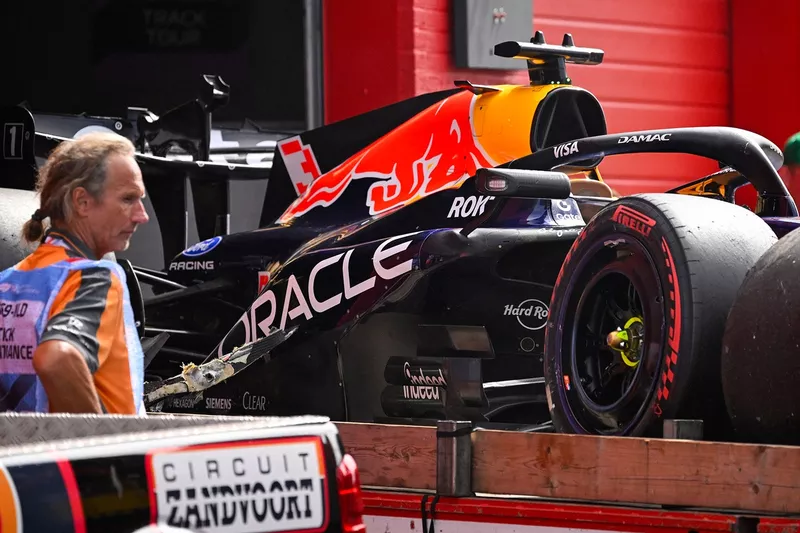 La voiture accidentée de Max Verstappen, Red Bull Racing