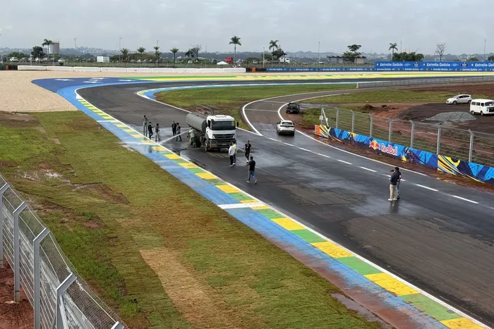 Personal encargado de la limpieza del circuito brasileño