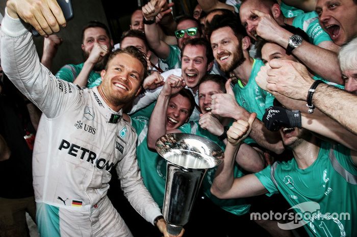 Ganador Nico Rosberg, de Mercedes AMG F1 Team celebra con el equipo