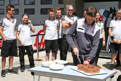 Romain Grosjean, Haas F1 Team viert verjaardag met het team