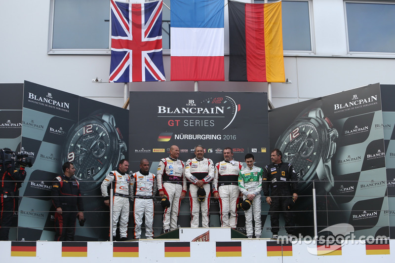 Podium AM-Cup: Les vainqueurs #87 AKKA ASP, Mercedes-AMG GT3: Maurice Ricci, Jean-Luc Beaubelique, Gilles Vannelet; les deuxièmes #30 Team Parker Racing, Bentley Continental GT3: Derek Pierce, Chris Harris; les troisièmes #333 Rinaldi Racing, Ferrari 488 GT3: Pierre Ehret, Rinat Salikhov