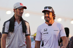 Romain Grosjean, Haas F1 Team y Fernando Alonso, McLaren en el desfile de pilotos