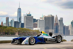Monoposto di Formula E e lo skyline di New York City