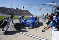 Clint Bowyer, HScott Motorsports Chevrolet, pit stop