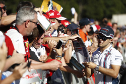 Felipe Massa, Williams Martini Racing, firma de autógrafos para los aficionados