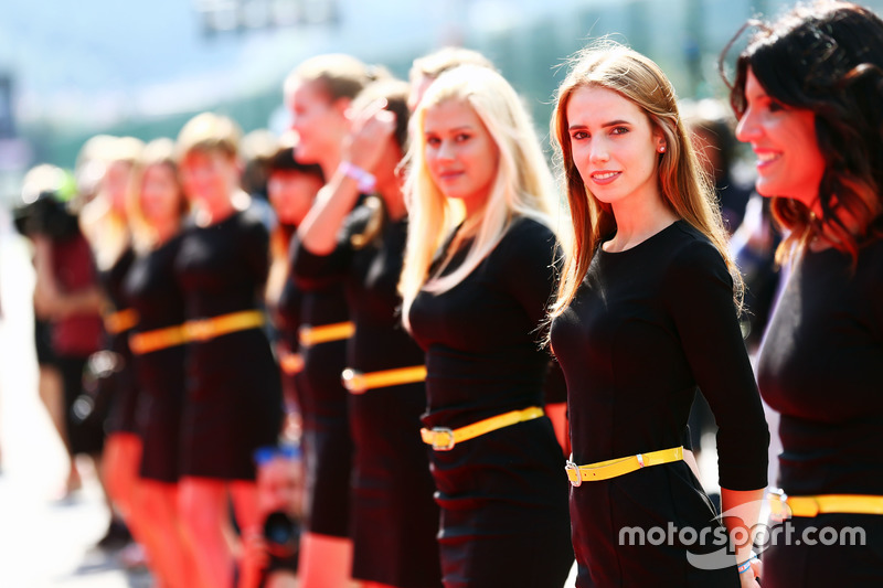 Grid girls nella sfilata dei piloti