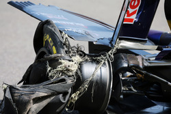 Reifenschaden am Auto von Carlos Sainz Jr., Scuderia Toro Rosso STR11