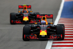 Daniel Ricciardo, Red Bull Racing RB12 en Daniil Kvyat, Red Bull Racing RB12