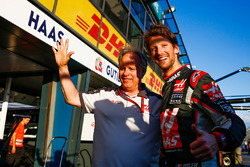 Gene Haas, Haas Automotion President viert de zesde plaats van Romain Grosjean, Haas F1 Team