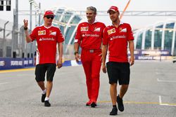 Kimi Raikkonen, Ferrari con Maurizio Arrivabene, Ferrari director del equipo y Sebastian Vettel, Fer
