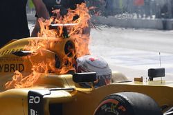 El auto quemado de Kevin Magnussen, Renault Sport F1 Team RS16