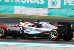 Nico Rosberg, Mercedes AMG F1 W07 Hybrid y Kimi Raikkonen, Ferrari SF16-H luchan por la posición