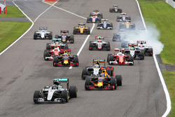 Nico Rosberg, Mercedes AMG F1 W07 Hybrid, führt nach dem Start