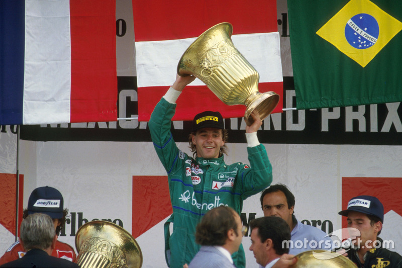 Podio: ganador de la carrera Gerhard Berger, Benetton