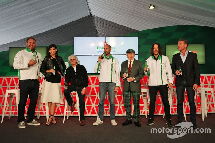 Da esquerda para a direita: Scott Quinnell, ex-jogador de rugby; Stephanie Sigman, atriz; Bernie Ecclestone; Gianluca di Tondo; Jackie Stewart; Carles Puyol, ex-jogador do Barcelona; e David Coulthard.