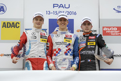 Rookie-Podium: Nikita Mazepin, HitechGP Dallara F312 Mercedes-Benz; Ben Barnicoat, HitechGP Dalla