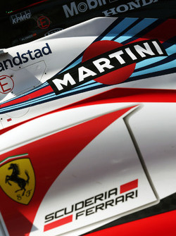 Машины Williams FW38 и Ferrari SF16-H в закрытом парке