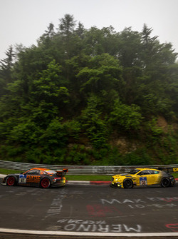 #67 Porsche GT3 MR: Guido Wirtz, Oleg Kvitka; #38 Bentley Team Abt, Bentley Continental GT3: Christi