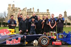 Daniel Ricciardo, Red Bull Racing con miembros del equipo de rugby de Bath.