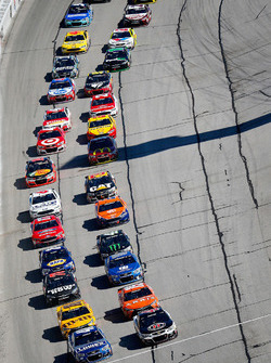 Restart: Jimmie Johnson, Hendrick Motorsports Chevrolet, Kevin Harvick, Stewart-Haas Racing Chevrolet lead