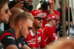 Sebastian Vettel, Ferrari en la sesión de autógrafos de los fans