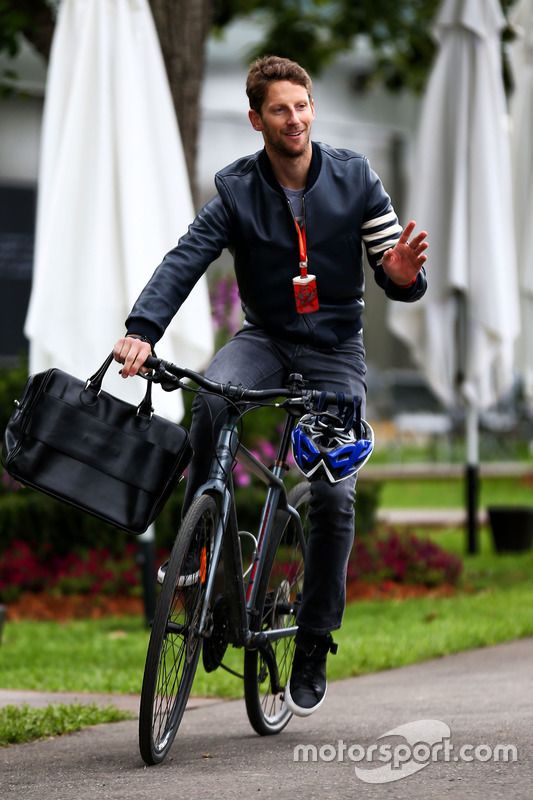Romain Grosjean, Haas F1 Team, en su bici por el paddock