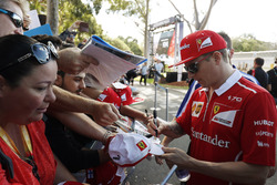 Kimi Räikkönen, Ferrari, schreibt Autogramme