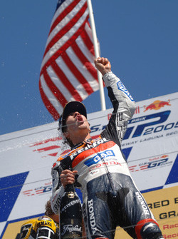 Nicky Hayden, Repsol Honda Team, fête sa victoire sur le podium
