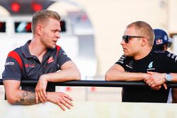 Kevin Magnussen, Haas F1 Team y Valtteri Bottas, Mercedes AMG