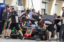 Romain Grosjean, Haas F1 Team VF-17, pit stop action