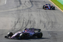 Sergio Pérez, Force India VJM10, y Carlos Sainz Jr., Scuderia Toro Rosso STR12