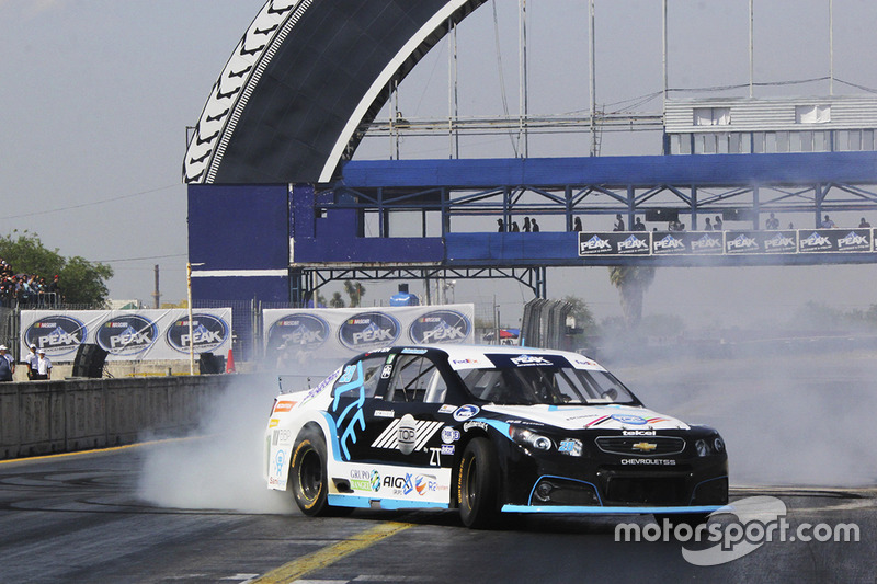 Ganador de la carrera Rubén Rovelo, HO Speed Racing celebra su triunfo haciendo donas