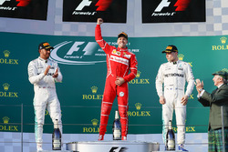 Sebastian Vettel, Ferrari, vainqueur, Lewis Hamilton, Mercedes AMG, deuxième, et Valtteri Bottas, Mercedes AMG, troisième, fêtent leurs places sur le podium