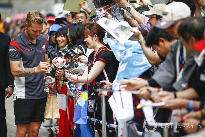 Kevin Magnussen, Haas F1 Team, signs autographs for fans