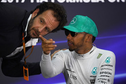 Lewis Hamilton, Mercedes AMG ve Matteo Bonciani, FIA Medya Delegesi