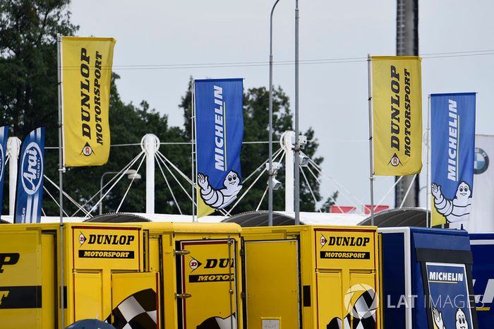 Dunlop y banderas de Michelin