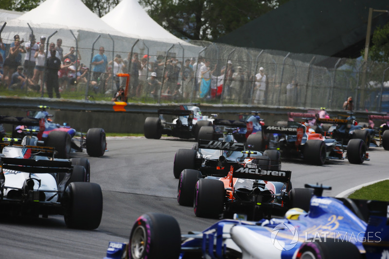 Marcus Ericsson, Sauber C36, à l'arrière du peloton au départ