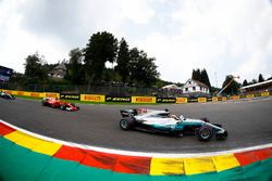 Lewis Hamilton, Mercedes AMG F1 W08, Sebastian Vettel, Ferrari SF70H