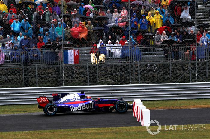 Daniil Kvyat, Scuderia Toro Rosso STR12 se sigue de largo los bolardos