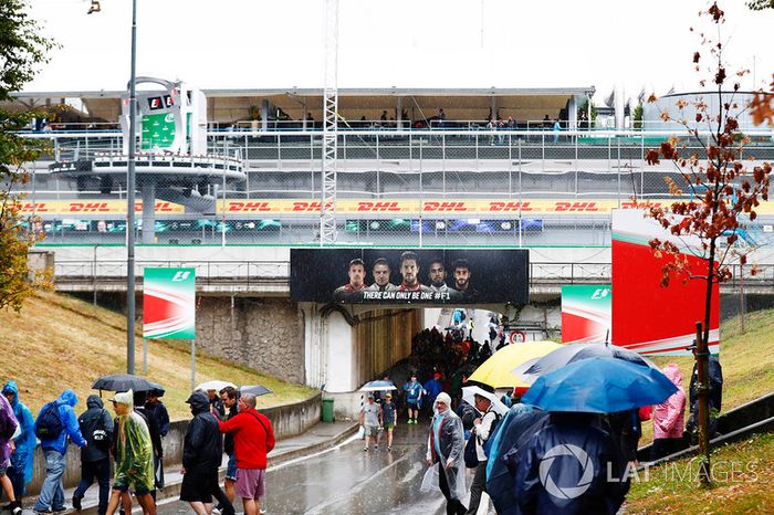 Los fans se refugian de la lluvia