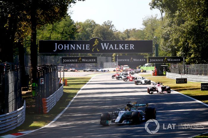 Lewis Hamilton, Mercedes AMG F1 W08 en la arrancada