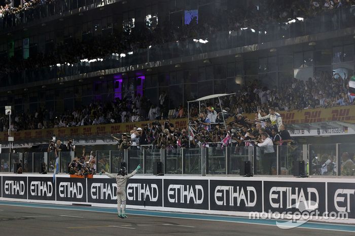 Nico Rosberg, Mercedes AMG F1 celebra su segunda posición y Campeonato del mundo al final de la carrera